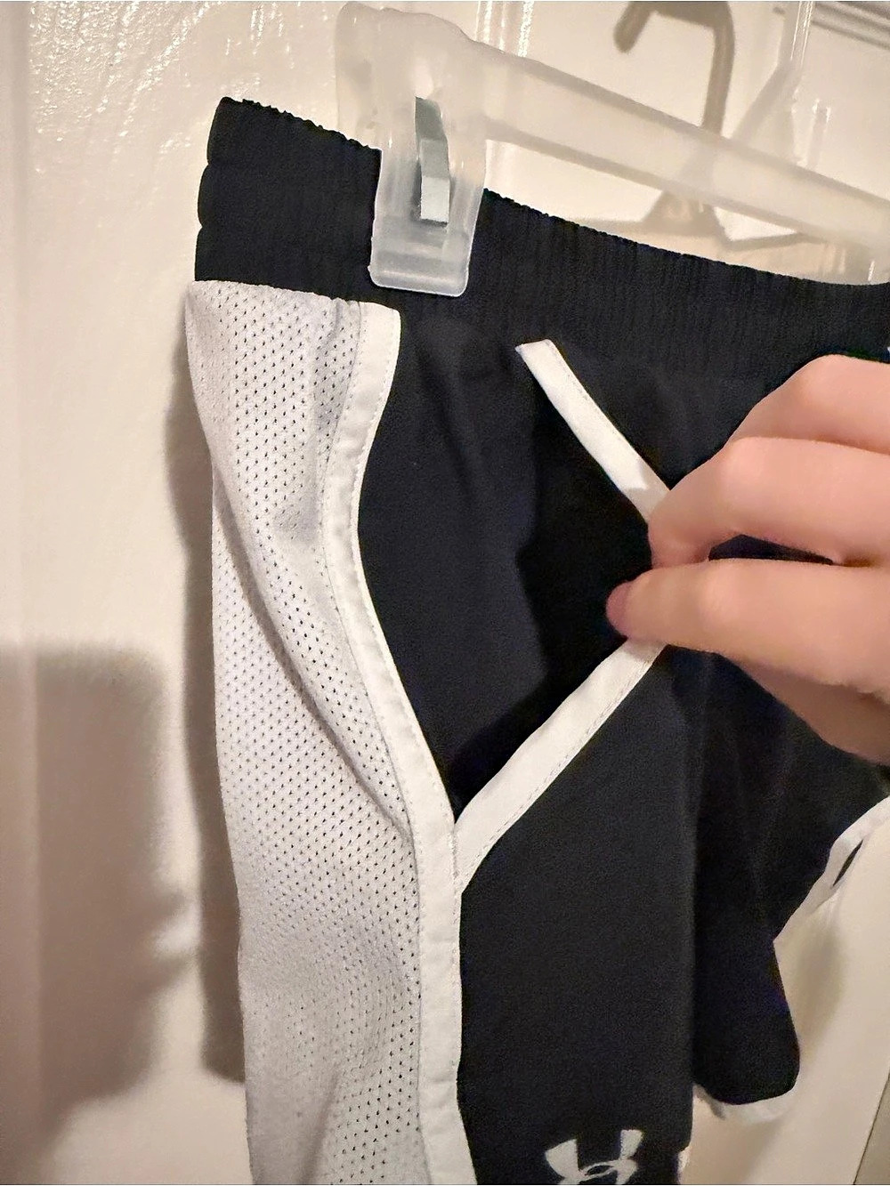 Under Armour Black Shorts Size Medium with Pockets - Picture 4 of 7